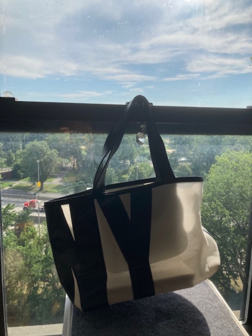 VINTAGE DKNY LOGO BLACK AND WHITE MESH TOTE - Picture 3 of 3